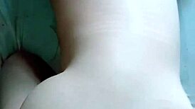 Aurora daje ružičastu pičku sa velikom guzom i akcijom u dupetu