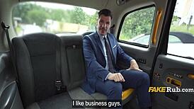 amatør hardknullet i taxien cowgirl på baksetet