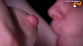 Yakın Çekim Meme Yalama Emme Okşama