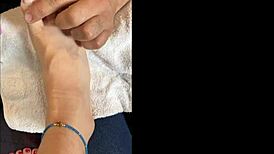 hablando con mis seguidores y mostrando mis pies descalzos