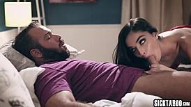 Simpatična cura voli veliki kurac i puši ga