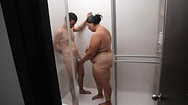 Prima pervertida depila a su amante en el baño, follando duro con su coño mojado y squirting.