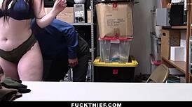 Ten Ketahuan Nyontek Belanja? Petugas Periksa Tubuhnya Keras!