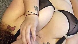 Tyk fed latinapige leger med kæmpe legetøj