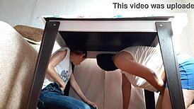 의붓부모 피하려 테이블 아래 숨어 자위, 레즈비언 환상녀들