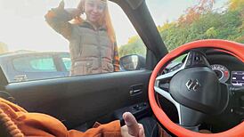 Cizí holka mě přistihla při šukání v autě na veřejnosti a ukázala prsa