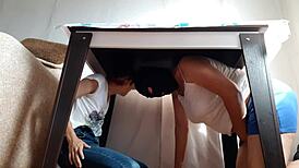 نختبئ تحت الطاولة من أبوينا بالزواج لنستمني، فتيات وهم مثلي