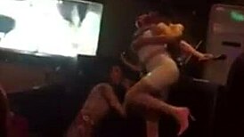 Choi gai trong quan bar