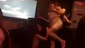 Choi gai trong quan bar