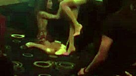 Choi gai trong quan bar