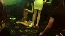 Choi gai trong quan bar