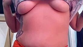 Loira casada se exibe na camera com fetiche