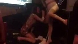 Choi gai trong quan bar