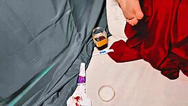 Mannen utmattad medan tjejer fortsätter trekant med cumshots.