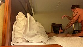 Tag min store pik dybt i halsen på hotelværelset