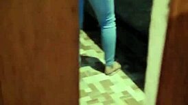 espiando a la zorra de mi hermanastra me descubre y la muy puta me pide que la folle en cuatro