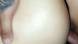 espiando a la zorra de mi hermanastra me descubre y la muy puta me pide que la folle en cuatro