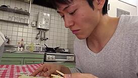 아담한 일본 의붓누나가 처녀 의붓오빠 첫 펠라 무삭제 JAV