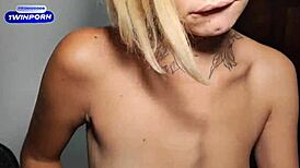 negão gringo playing video game while the loirinha gives him pussy