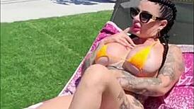 me follo a mi vecina en la piscina y jugando al futbolín