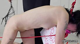 Flirtende patient får akavet terapi i skørt asyl