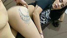 encuentro a mi novia masturbandose y termina follandome - porno en español