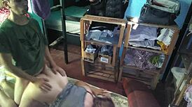 Pelado se coje a linda latina entre cajones de ropa