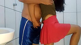 Fodendo A Faxineira No Banheiro