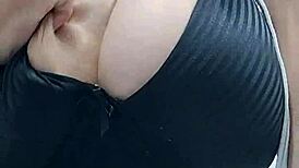 krásná Latina zvábí hraním s obrovskými přirozenými kozy