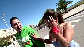 charlotte de castille prise par le cul sur la plage et a la vue des passants elle recoit le foutre en bouche