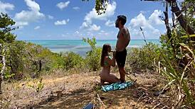 Sexo anal ao ar livre em praia nordestina com vizinha latina submissa