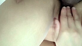 sexo arriesgado detrás de la mampara mientras la gente pasa yo se la chupo brinco y me acorrala mi coño con su polla gorda y dura 😏