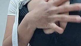 krásná Latina zvábí hraním s obrovskými přirozenými kozy