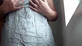 Llego de la oficina con medias y me masturbo