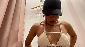 Zorra caliente sorprendida atrapada probándose bikini con sus tetas perfectas y culo grande?