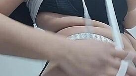 krásná Latina zvábí hraním s obrovskými přirozenými kozy