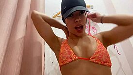 Zorra caliente sorprendida atrapada probándose bikini con sus tetas perfectas y culo grande?