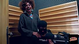 Giovanna Bombom shares interview tips during casting workout session.