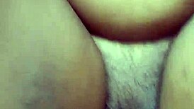 Fekete csaj élvezi az anál orgazmust arcra spricceléssel