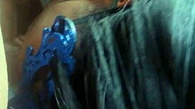 Fekete csaj élvezi az anál orgazmust arcra spricceléssel