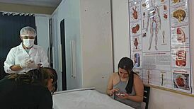 ginecologista examina casal de l�sbicas