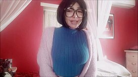 Chantal squirts intensely with her new sex toy