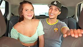 Encontré a esta deliciosa puta en la ciudad y me la follé en el carro?