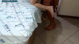 esposa mais vadia gemendo na rola grossa do comedor enquanto corno filma e bate punheta 😈