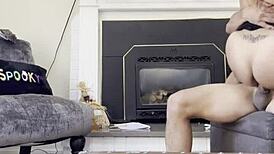 Orgasmos multiples en la sala, que rico!