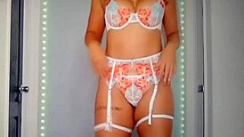 La Belle Femme Asiatique Milf Shows Off Her Ass 😘