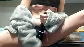 jeune fille se fait plaisir sur le plan de travail