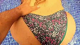atrapo en la piscina a desconocida golosa de culo enorme y le clavo la verga directo al co�o