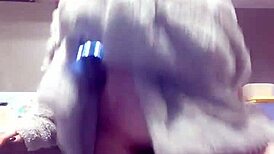 jeune fille se fait plaisir sur le plan de travail