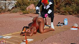 Nagymama pulykajelmezben kapja a farkát ünnepi kostümben